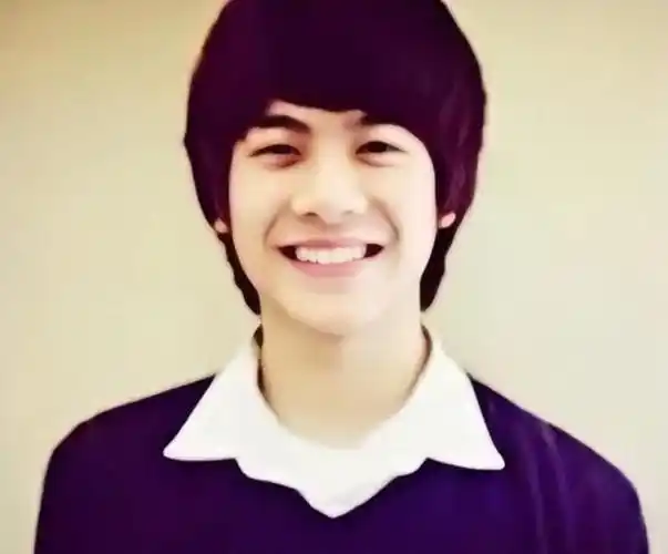 王嘉尔出道前颜值好惊艳从小到大都是帅哥胚子老天爷赏饭吃