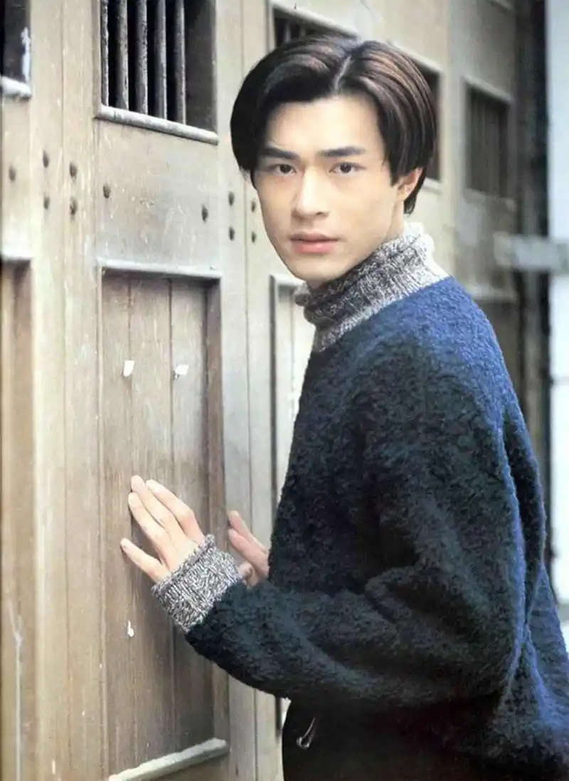 一脸黑色皮肤特别让人印象深刻,其实古天乐早年间出道的时候并不是