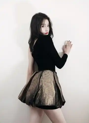 关晓彤总算正视自己的身材,斜肩短裙配高跟亮相,腿精就该这么穿