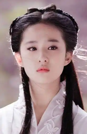 原创有谁注意到刘亦菲身后打伞的小女孩如今火得一塌糊涂