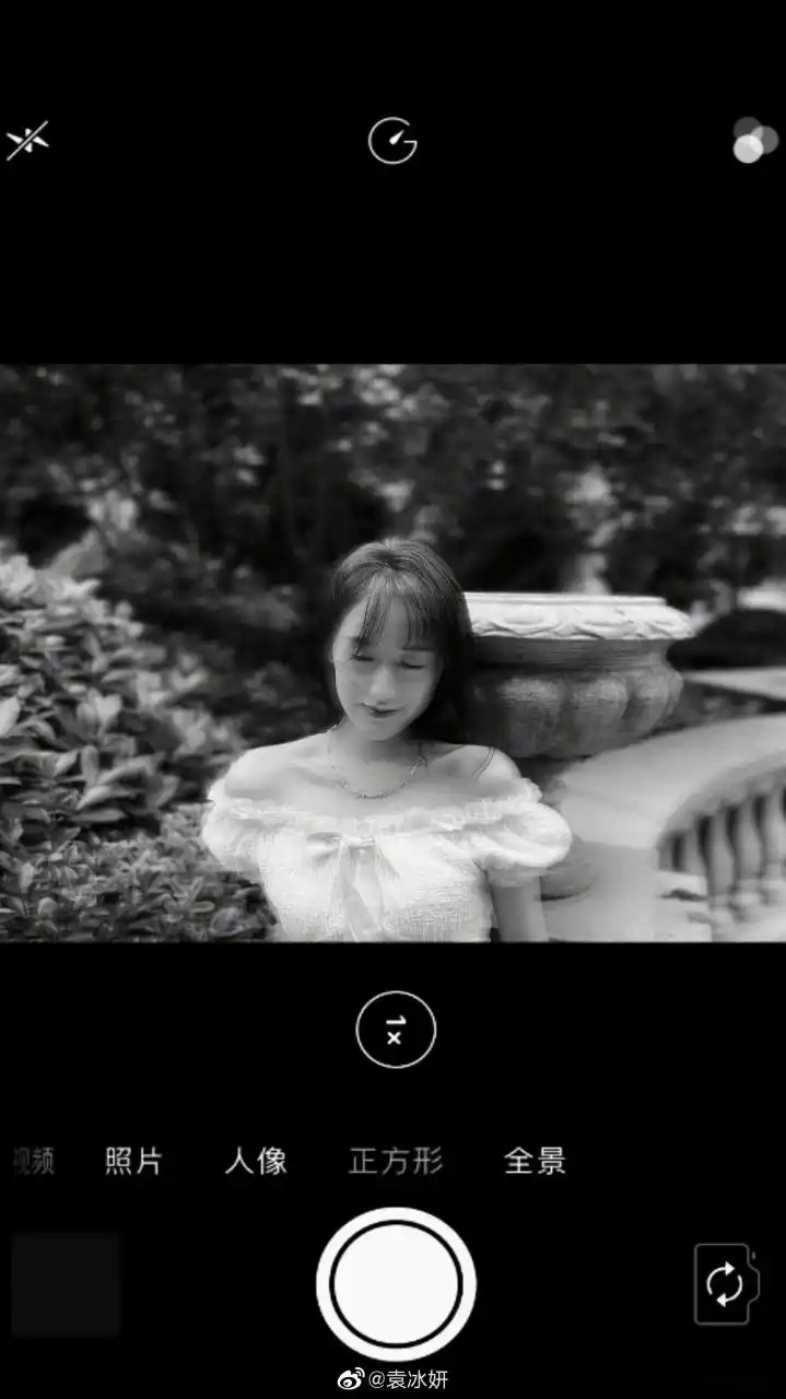 【#向全世界安利袁冰妍# 】 #袁冰妍#身穿黑白条纹针织上衣搭配牛仔裤