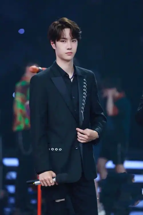 新晋小生王一博新造型真帅!全白西装冷艳温柔,私服百变魅力爆棚