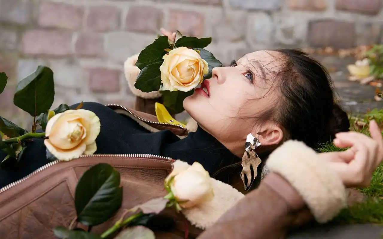 李沁优雅时尚杂志封面写真图片桌面壁纸-大陆明星-手机壁纸下载-美桌