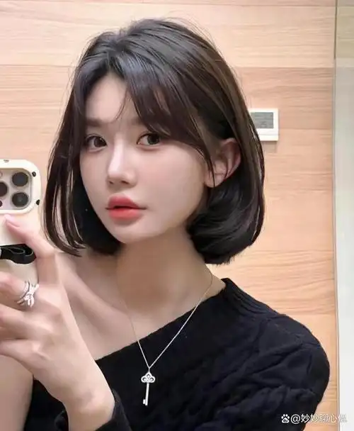 女人过了40岁头发建议剪短今年流行这3款酒窝发显年轻气质