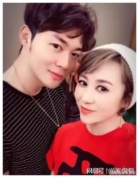 马丽携小11岁老公参加喜剧节一路挽手说笑好甜蜜男方发福了