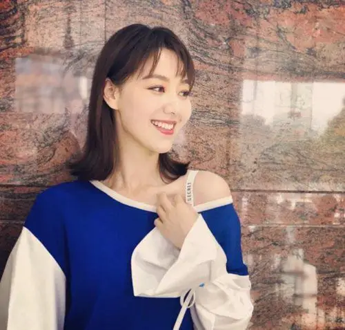 东方卫视主持王冠被曝将任唐嫣伴娘