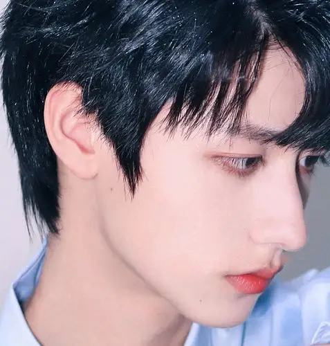 让我们来深刻探讨一下朱志鑫的五官