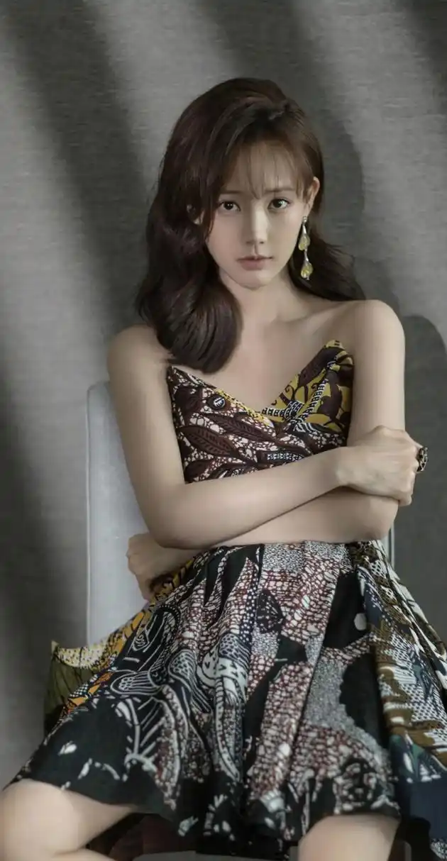 李一桐身穿复古印花抹胸裙看着甜美可人,穿着这样的礼服,李一桐看起来