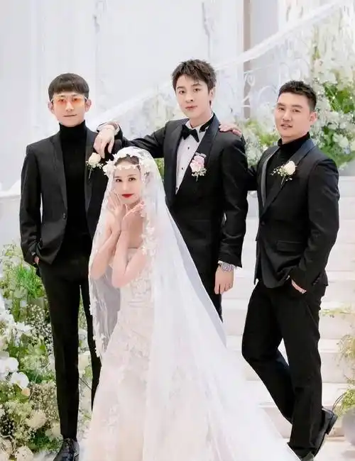 杨紫大学同学结婚,张一山担任伴郎,戴眼镜封印颜值不抢新郎风头_婚礼