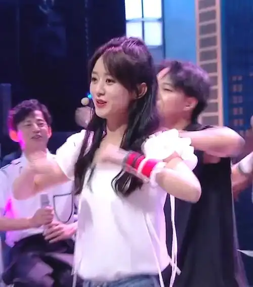 赵丽颖在快本跳舞引起热议,当镜头拍到她的侧脸时,少女妆也难掩细纹