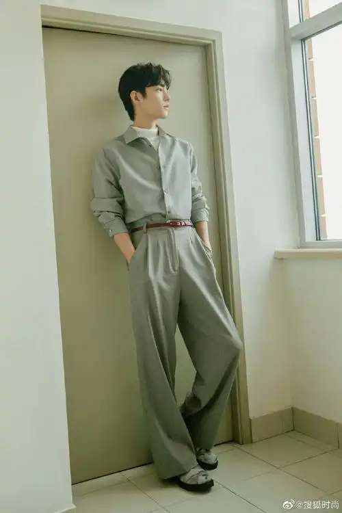 肖战##肖战卡其色穿搭上班路透