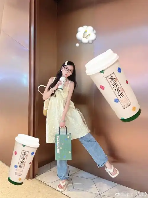 探店超话#探店##ootd##拍照#  存一些奶茶店百搭拍照姿势  07茶理