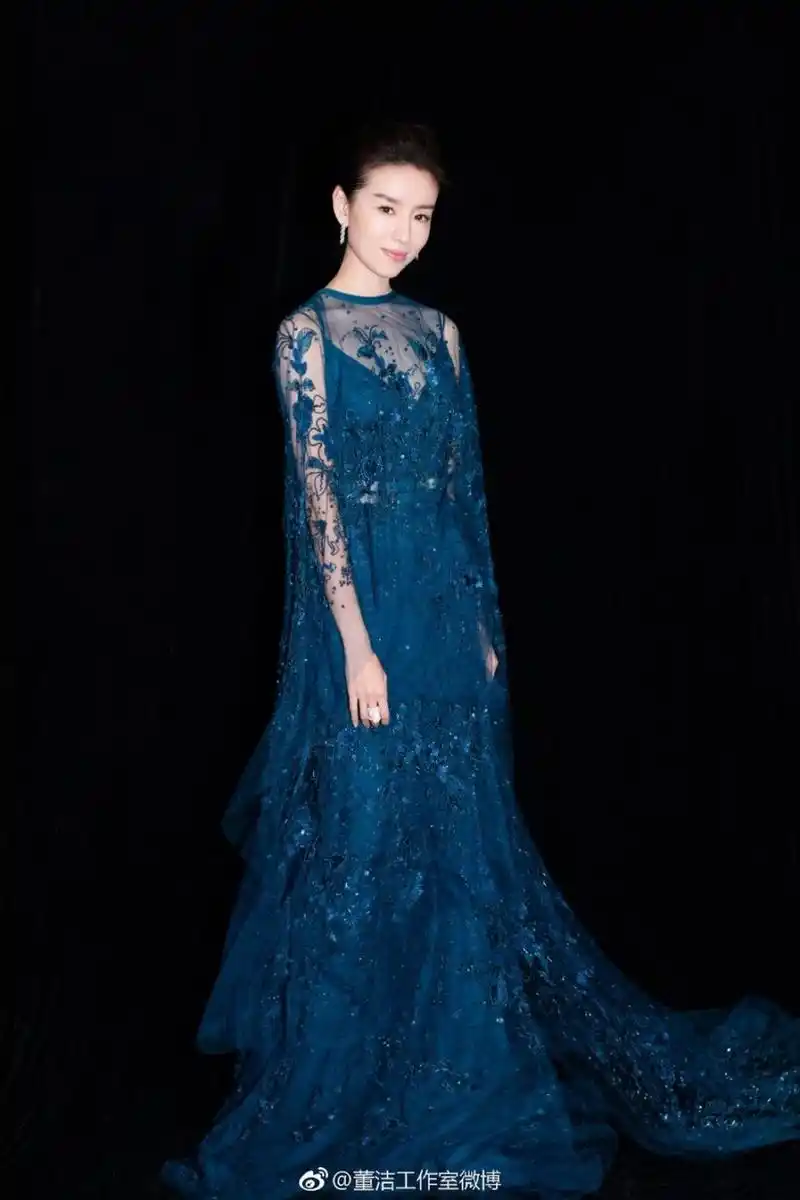 董洁身穿一身孔雀绿透视礼服出席某活动