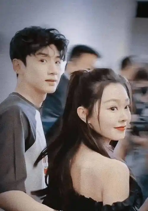 当街帮白敬亭戴帽子,动作亲密关系很好_恋情_明星_网友