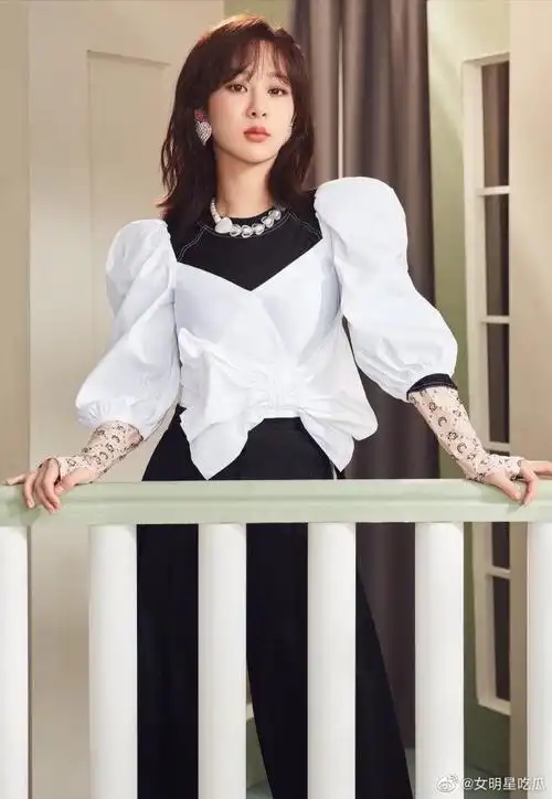 杨紫#近日,有网友晒出一组杨紫拍摄最新广告的代言图,图片中杨紫穿着
