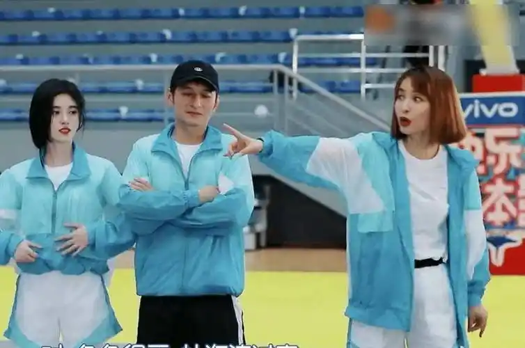 鞠婧祎身高又翻车了,和162的吴昕同框照曝光,确定只差3cm吗