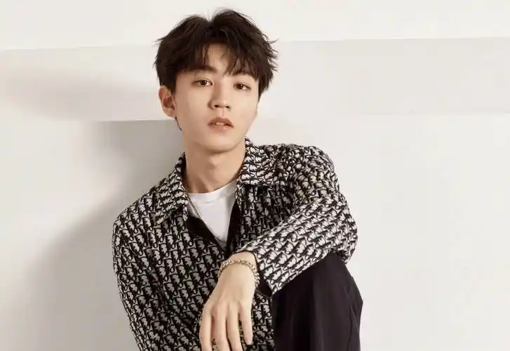 王俊凯虽然作品不多,但也努力地去工作,却深陷其中,不得不抽出时间来