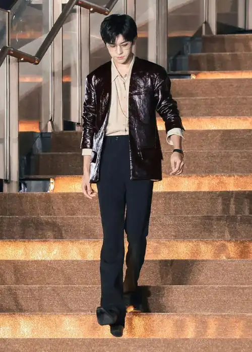 易烊千玺皮衣金丝眼镜造型