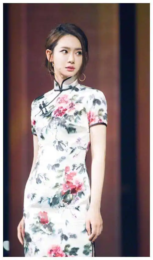 时尚圈相当低调的两种穿搭,延续了一百多年,周迅吃火锅时也穿_旗袍_穿