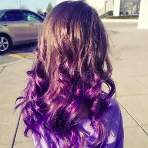 另一个色系是紫色,以黑色头发配搭紫色挑染,又或是用深灰色的肢色