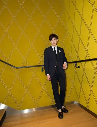 吴磊西装出席品牌活动 优越身材被称"行走的雕像"