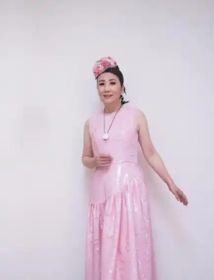 73岁汪明荃真不像奶奶辈穿橘红色连衣裙张扬大气高级洋气