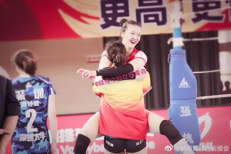 中国女排1米95奥运冠军被拦腰抱起 2大冠军又亲又抱