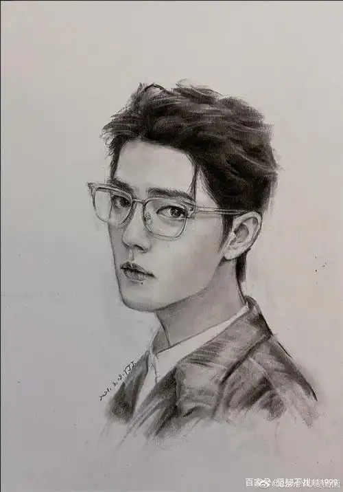 来看看粉丝笔下的肖战! 素描下的轮廓和眼神,画风好爱