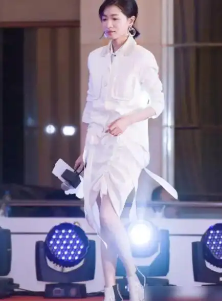 你只注意到万茜的亚洲蹲看看她的美腿这腿不输超模