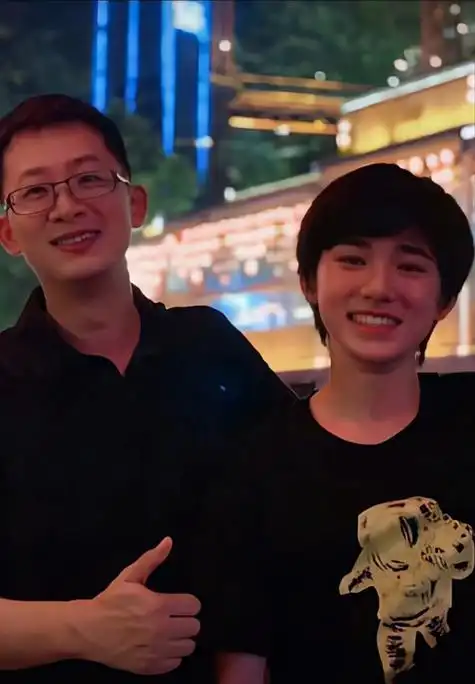 "刘耀文正在家中哼唱魔性歌曲呢,宋亚轩出差回来了"耀文老婆!