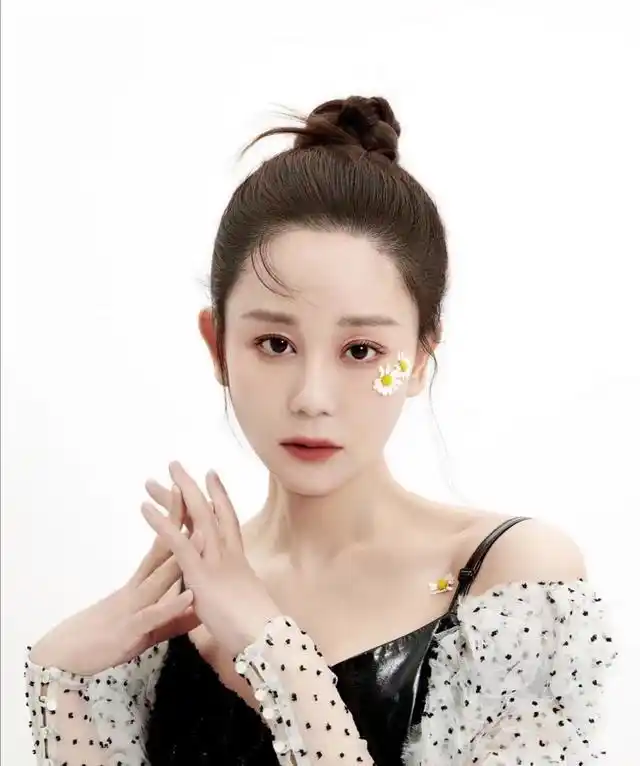 原创35岁海陆颜值好高,身穿拼接格子长裙,满满的高级时尚范儿