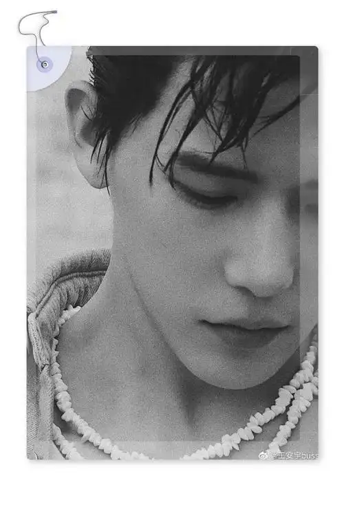 王安宇晒沙滩脚印##王安宇说我是花少大哥##王安宇粉色套装