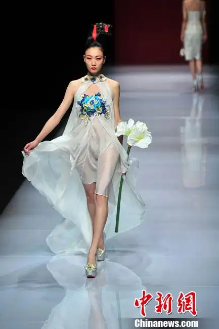 透视薄纱席卷2013春夏时装周