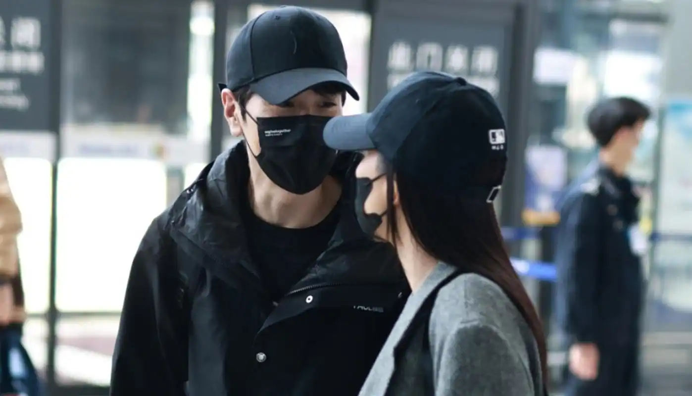 赵又廷,高圆圆夫妻二人机场街拍, 情侣棒球帽,两个人眼神拉丝,太甜啦!