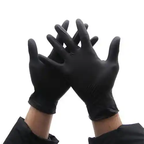 戴着黑色丁腈手套的手