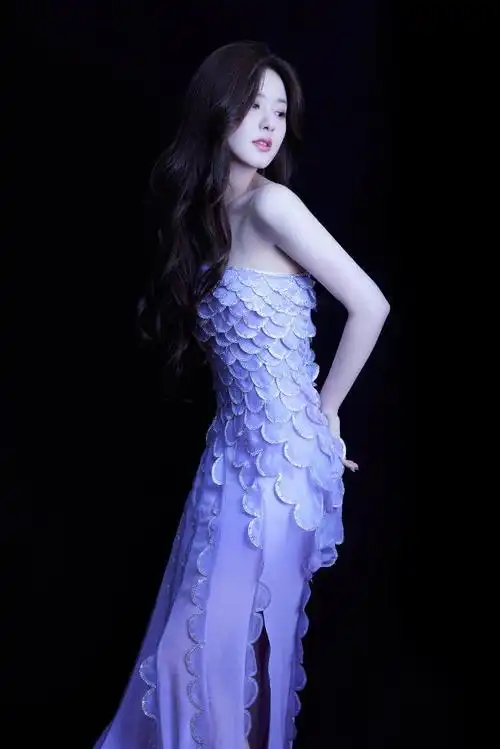 好仙!赵露思穿紫色人鱼裙肤白貌美_综艺看点_大众网