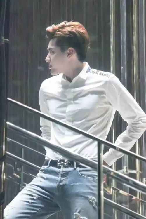 吴亦凡没有屁股,没有腹肌,但是真的有胸!