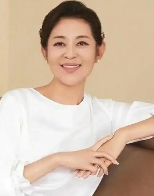 64岁倪萍打扮后我悟了:发不烫染,裙不抬膝,到老都优雅得体