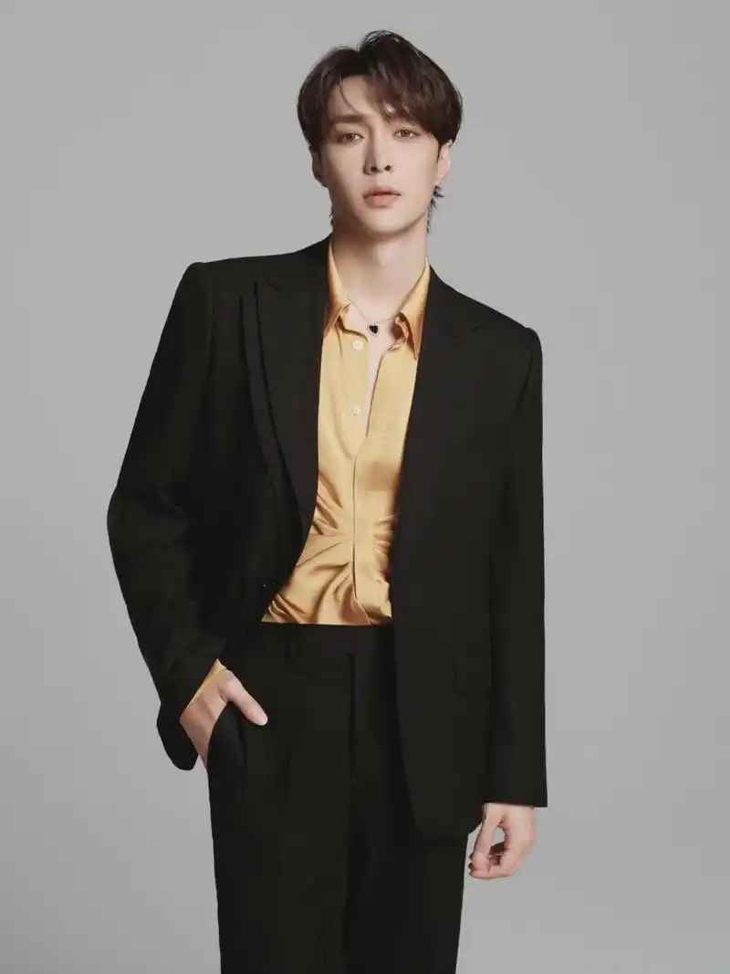 张艺兴黑色西装look,帅啊