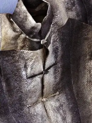 p>"鱼皮衣"是赫哲民族服饰中最具特色,最为显象性的服饰,也是识别这