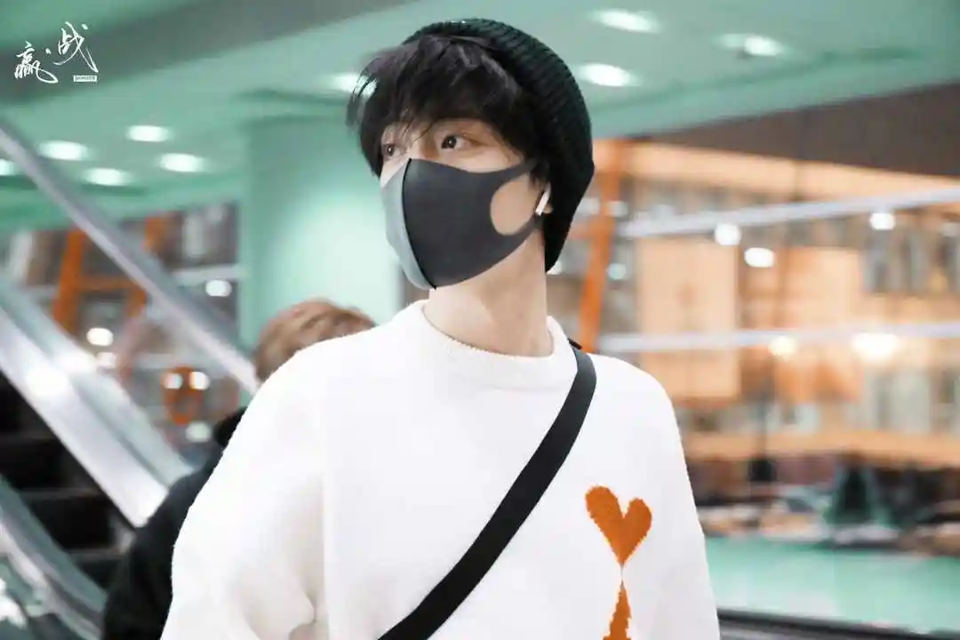 肖战毛衣系列:毛衣穿出高级感,白色毛衣的肖战,真的没抵抗力!