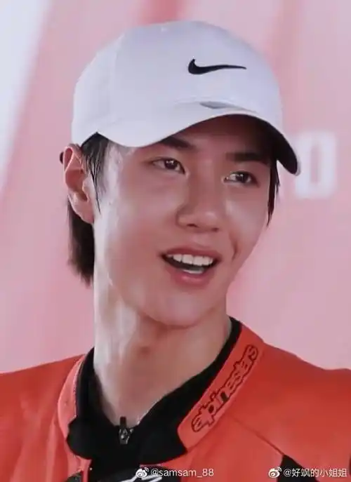 王一博赛车图##王一博开赛车路透