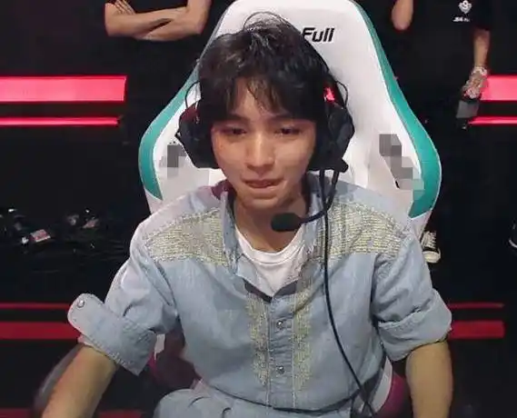 原创王俊凯是照骗电竞比赛被无美颜镜头怼脸没想到五官这样