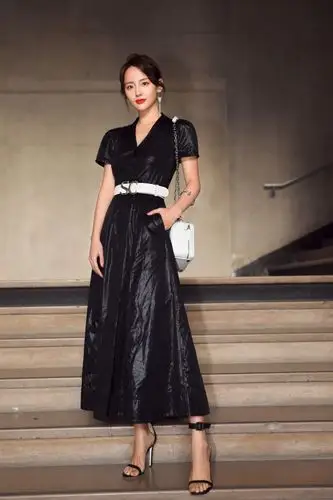 张嘉倪太瘦了,穿斜肩紧身裙大秀精致锁骨,同框买超简直小鸟依人