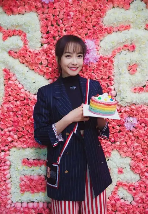 宋茜过30岁生日露细腰 空气刘海少女味足