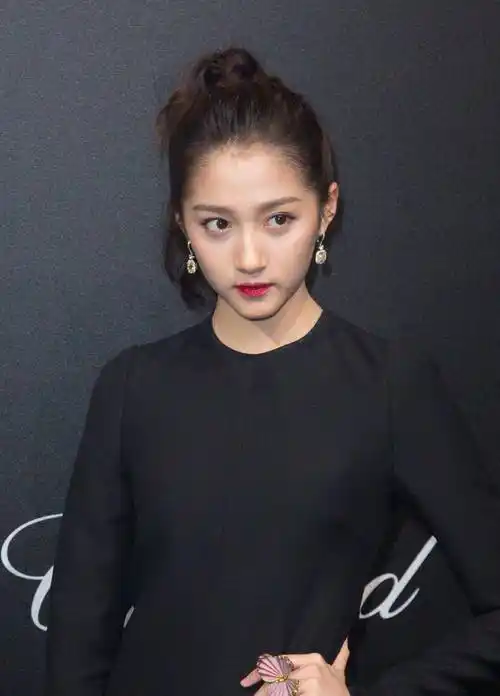 原创关晓彤现身活动一身黑造型非常出挑只是斗鸡眼不太聪明的样子