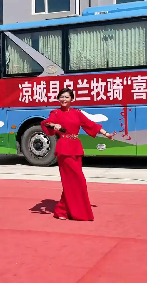 歌手苏勒亚其其格歌唱事业成功,全力支持她的好老公功不可没