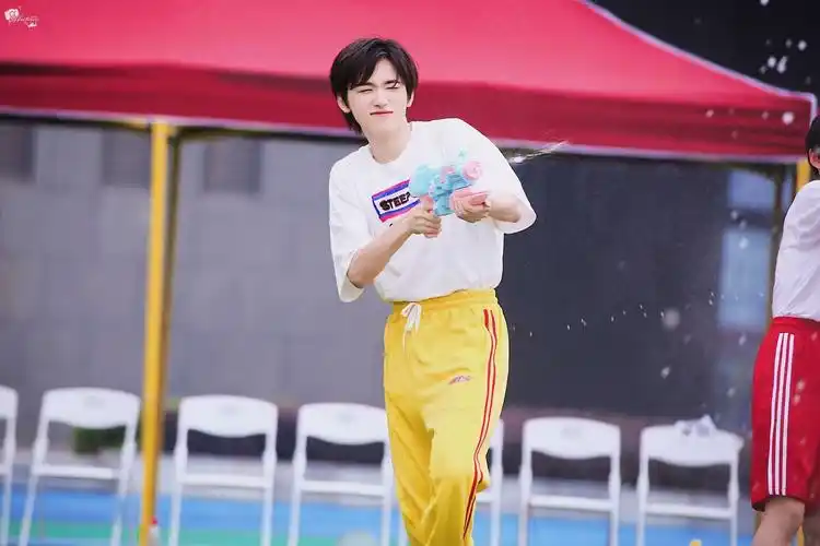 有没有宋亚轩的壁纸