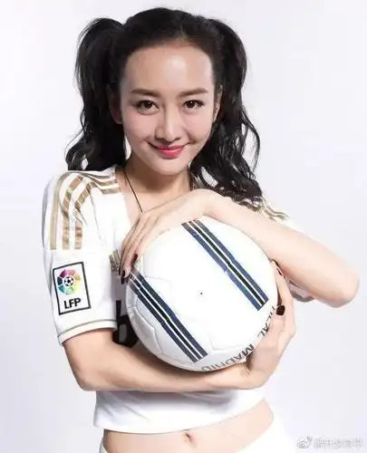 王鸥挑战足球宝贝造型用露脐装彰显气质可惜自身条件不足