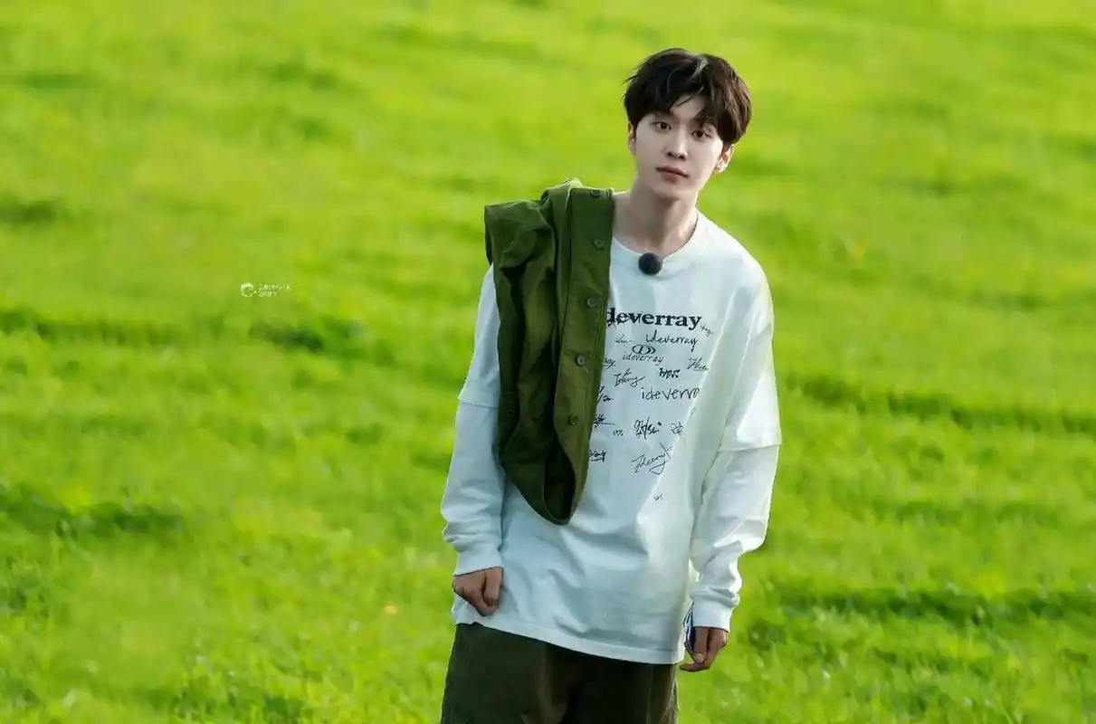 时尚穿搭# #明星穿搭# 范丞丞的穿搭,这套衣服和背景异常和谐[赞同]